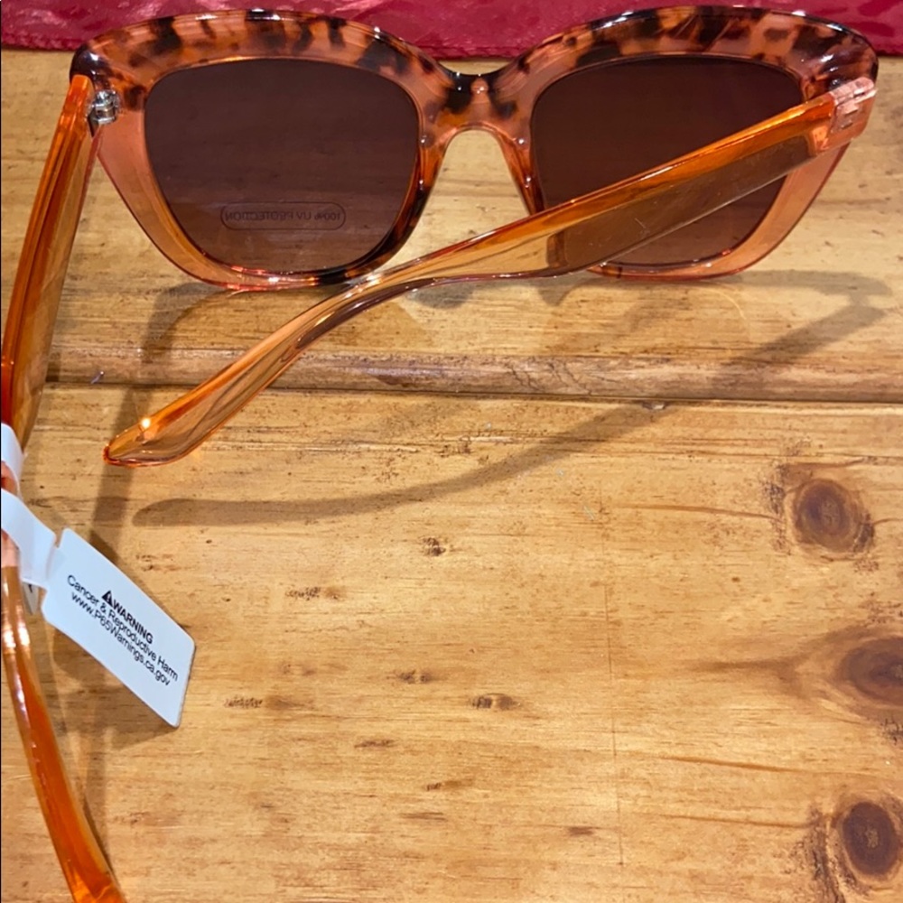 🎸Torrid Pink Speckled Cat Eye Sunglasses - Picture 3 of 3